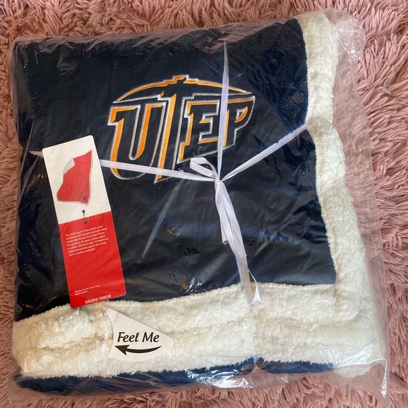Sherpa throw UTEP - Picture 1 of 3
